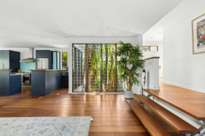 Elegant 3-Bed Home with Games Room & Balcony, Sydney